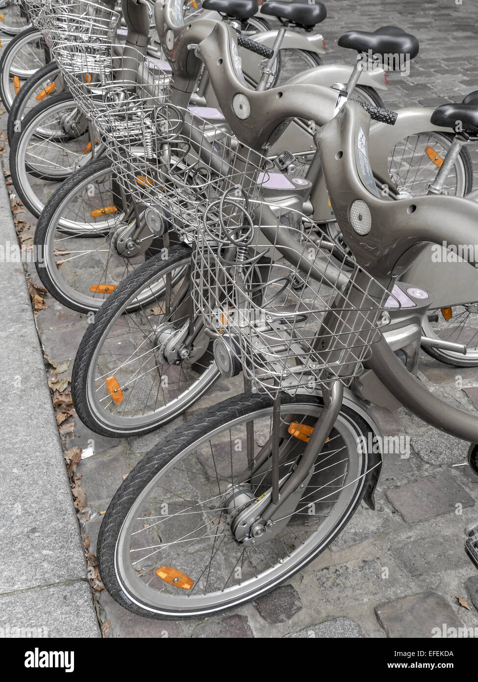 Alquiler de bicicletas en la estación de la ciudad de París, Francia Foto de stock