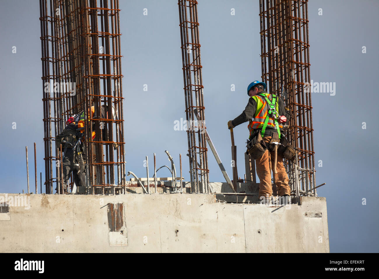 Dos trabajadores de la construcción que trabajan en el rebar y