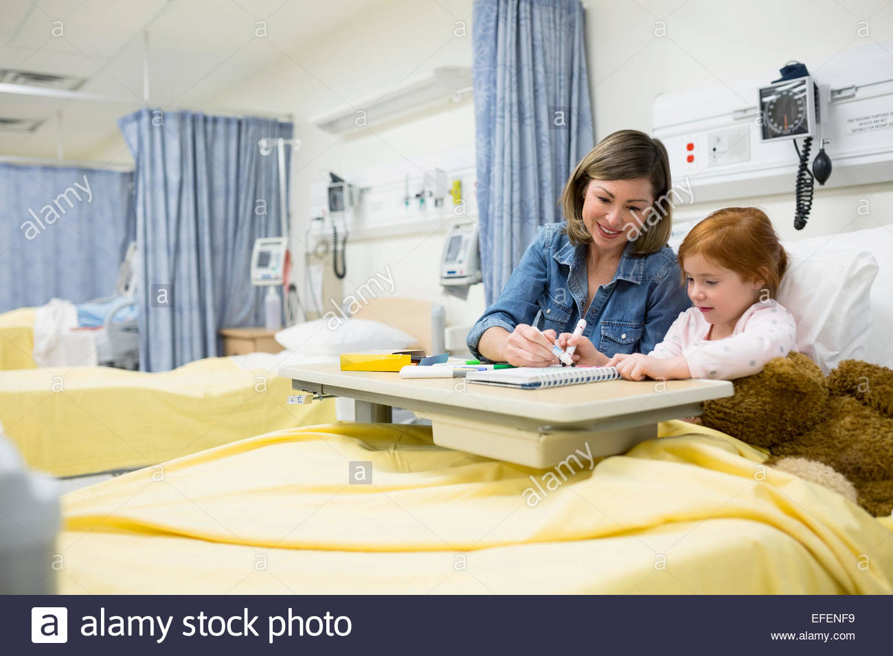 Madre e hija colorear habitación de hospital Foto de stock