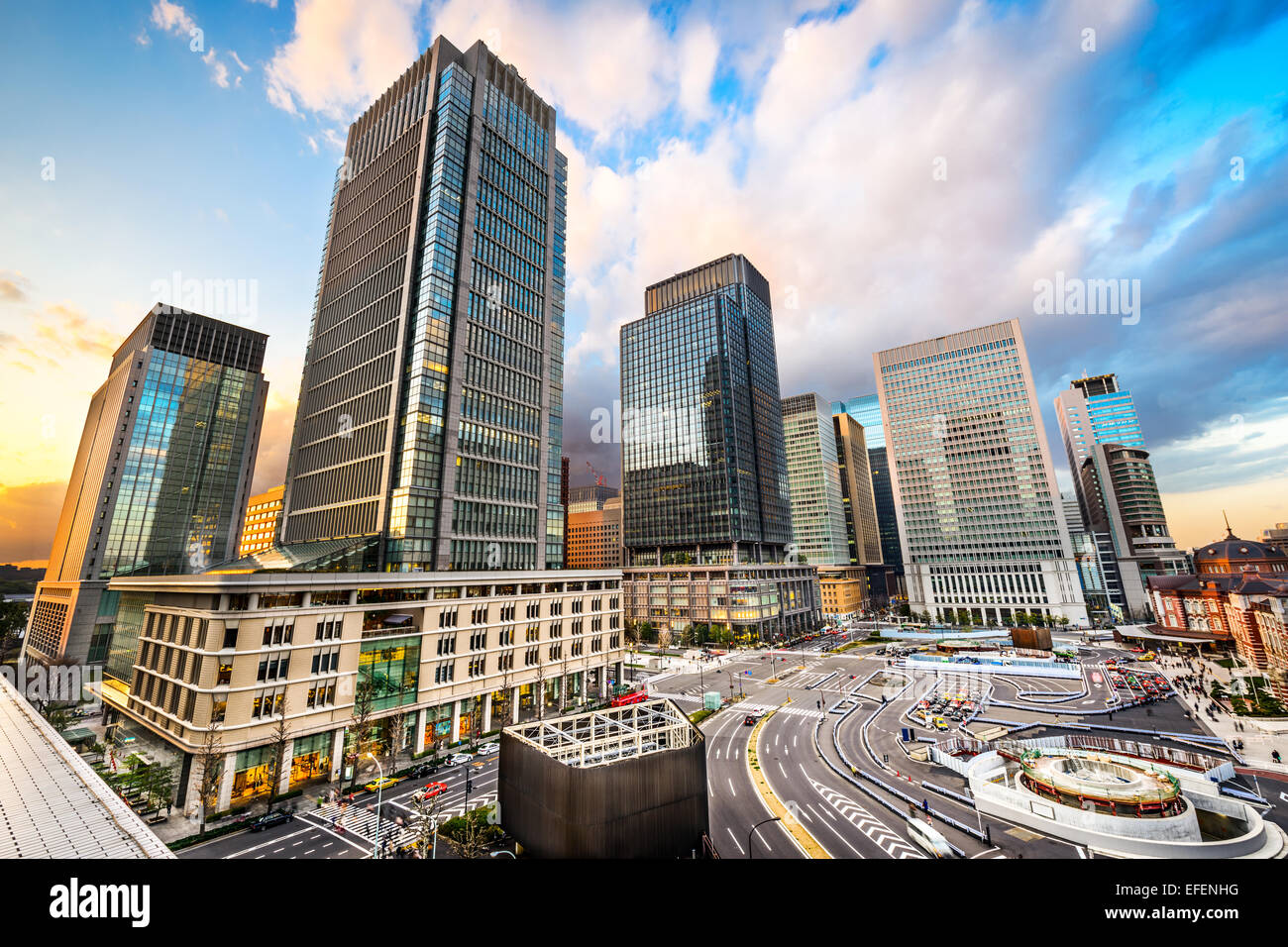 Tokio, Japón edificios de oficinas en el distrito financiero Marunouchi. Foto de stock