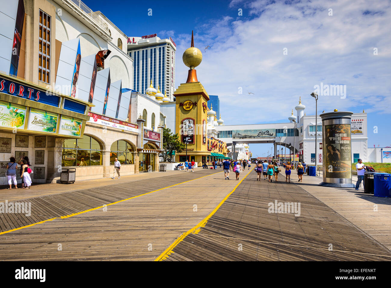Hay turistas que caminan en el Boardwalk en Atlantic City. Foto de stock