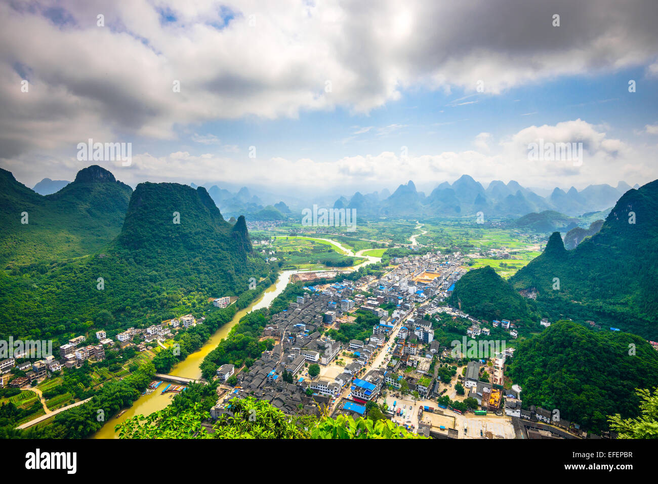 Karst paisaje rural del río Li en Guilin, Guangxi, China. Foto de stock