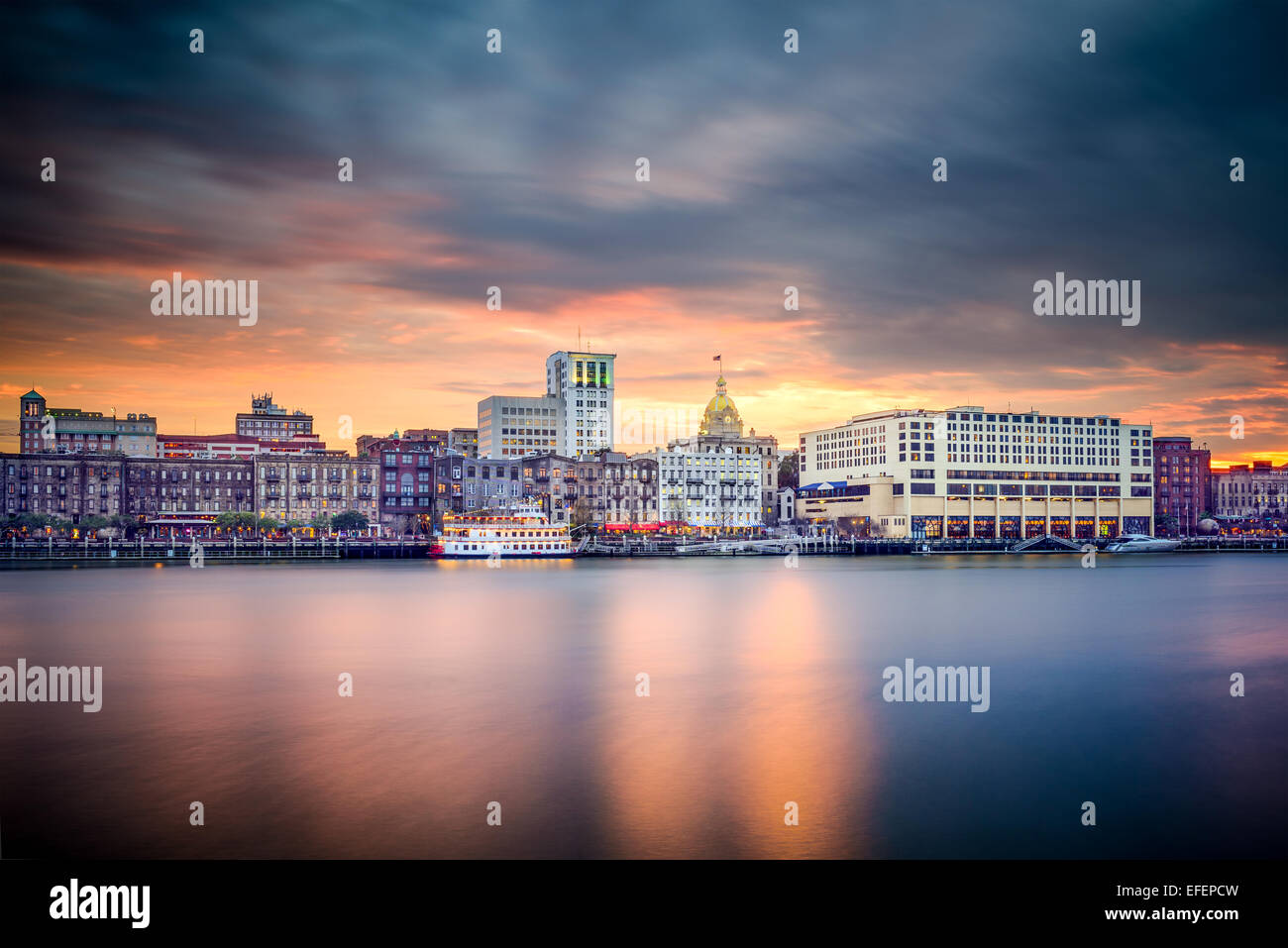 Savannah, Georgia, EE.UU riverfront skyline. Foto de stock