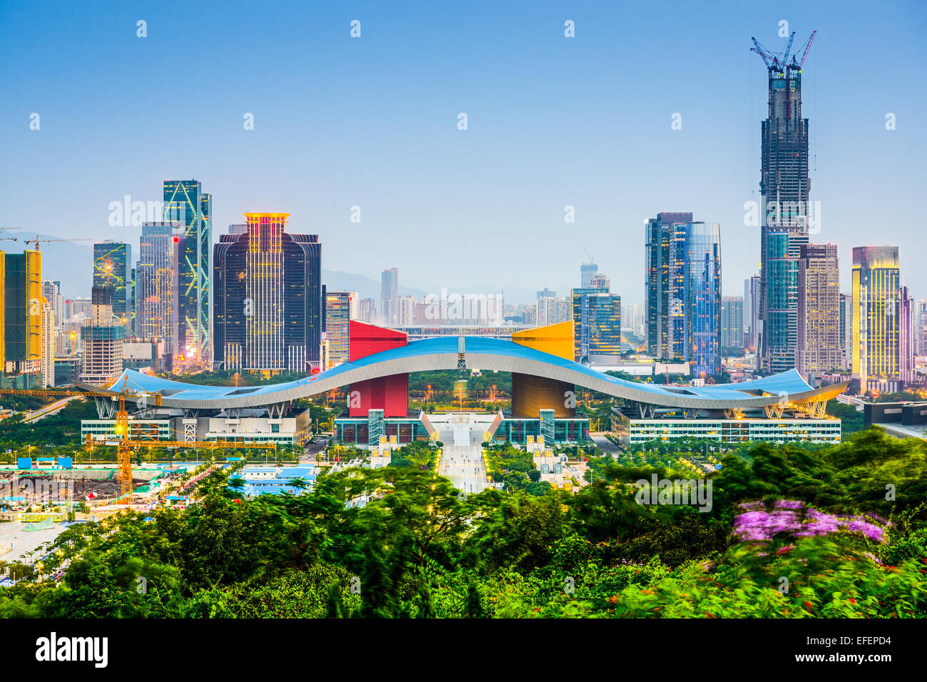 Horizonte de la ciudad de Shenzhen, China, en el centro cívico del distrito. Foto de stock