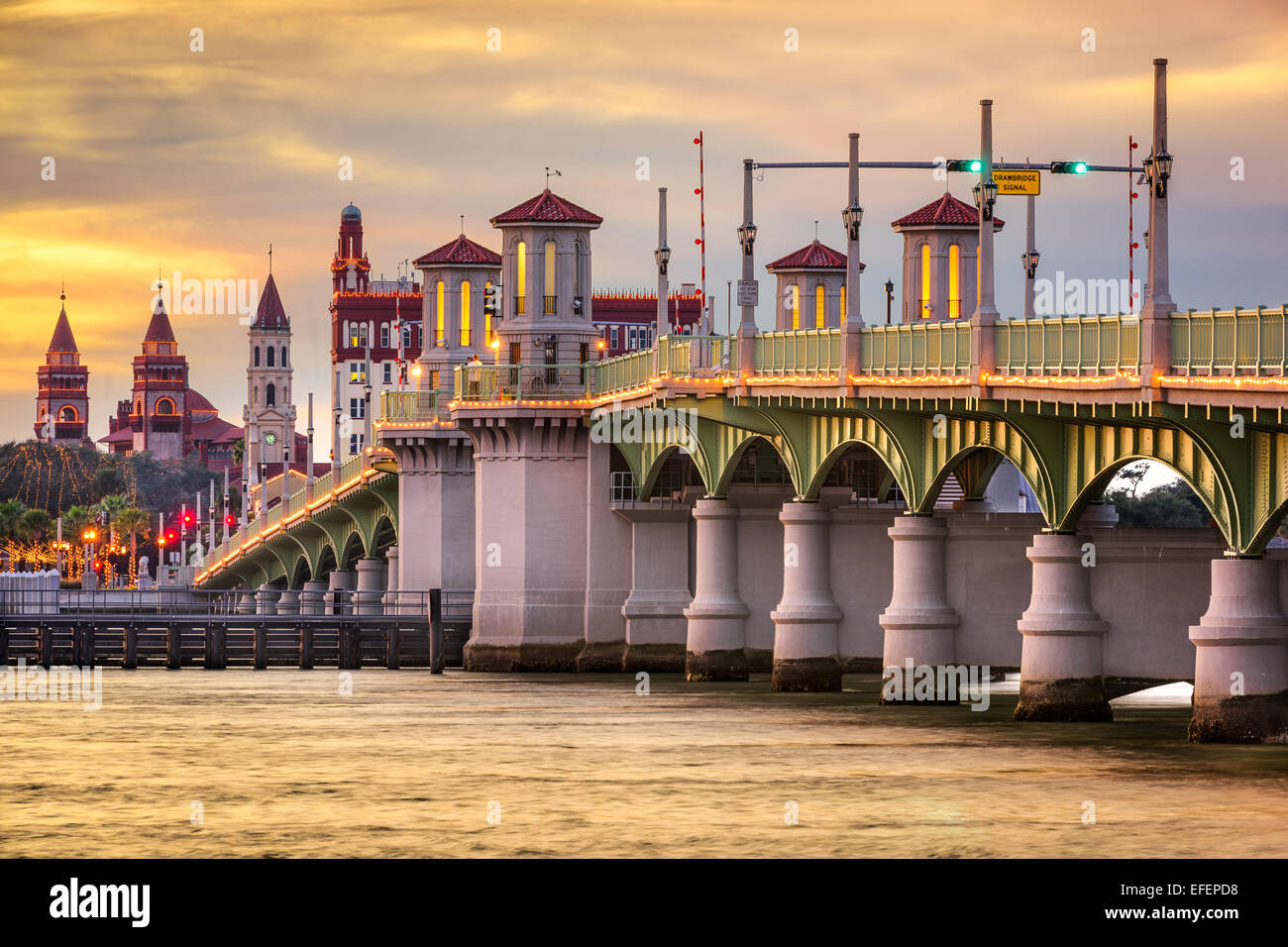 San Agustín, Florida, EE.UU., el horizonte de la ciudad y el Puente de los leones. Foto de stock