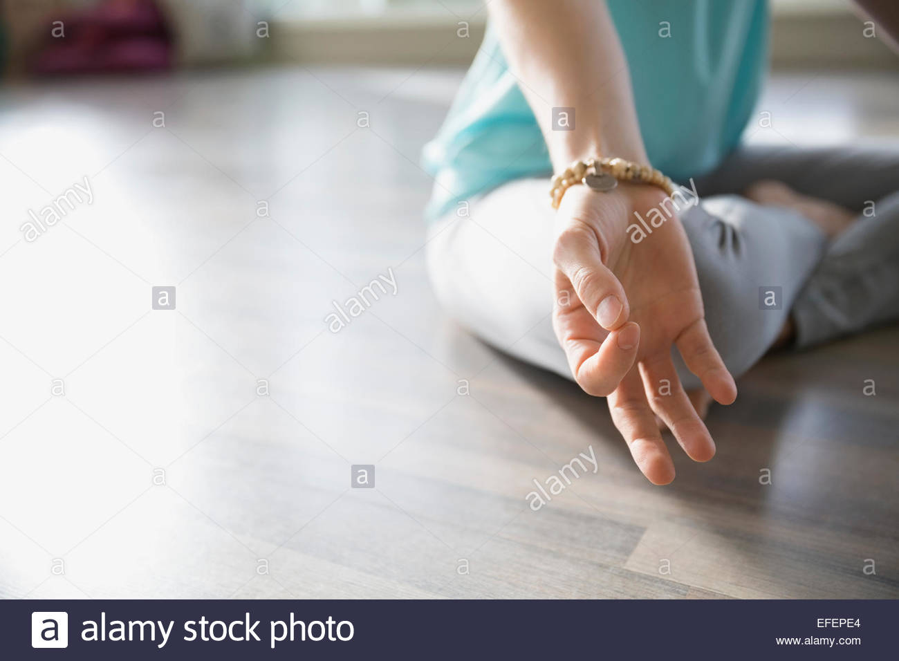 Cerca de la mujer practicando la meditación mudra Foto de stock