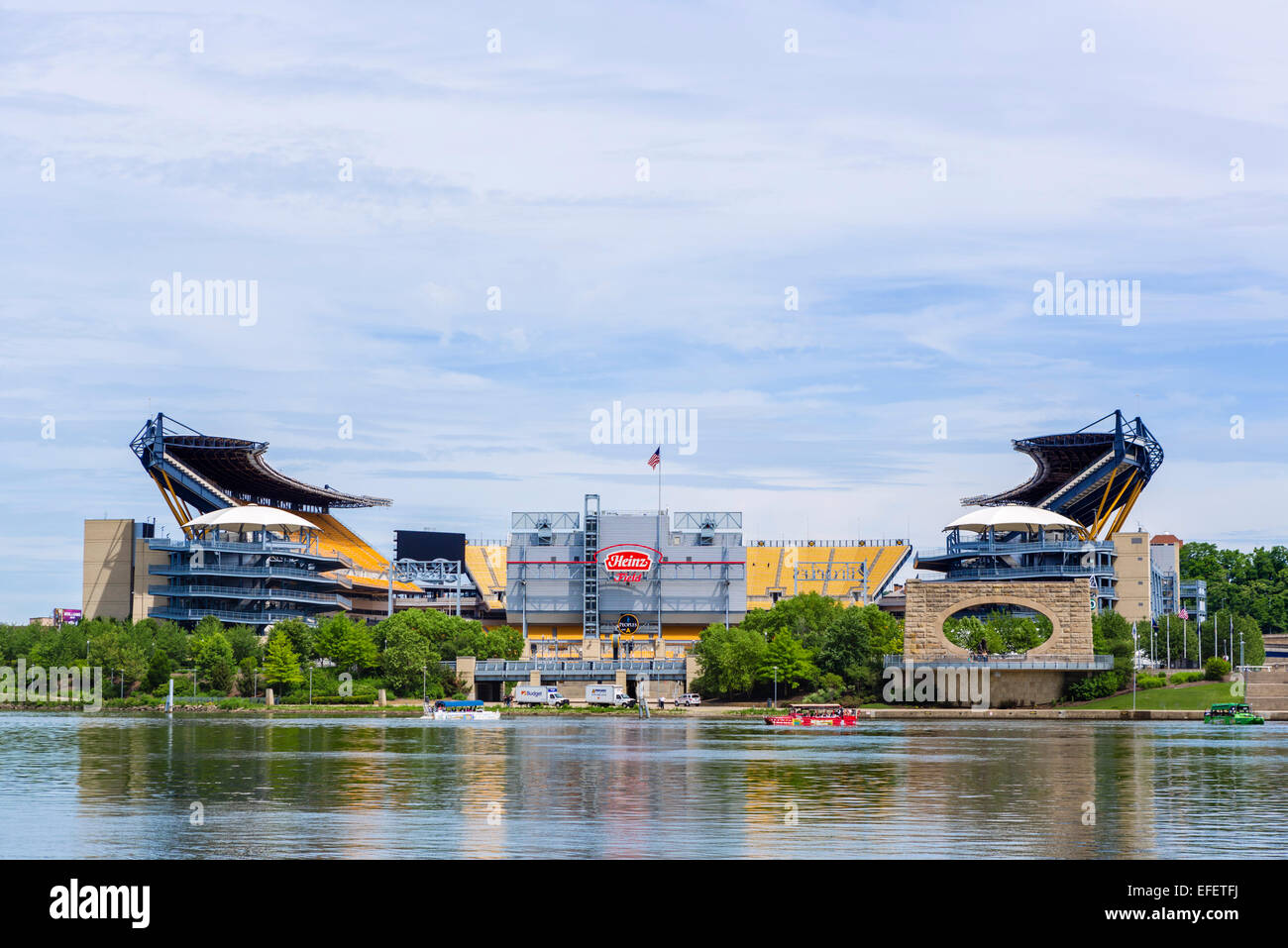 Heinz Field Stadium vistos en todo el Río Allegheny de Point State Park, Pittsburgh, Pennsylvania, EE.UU. Foto de stock