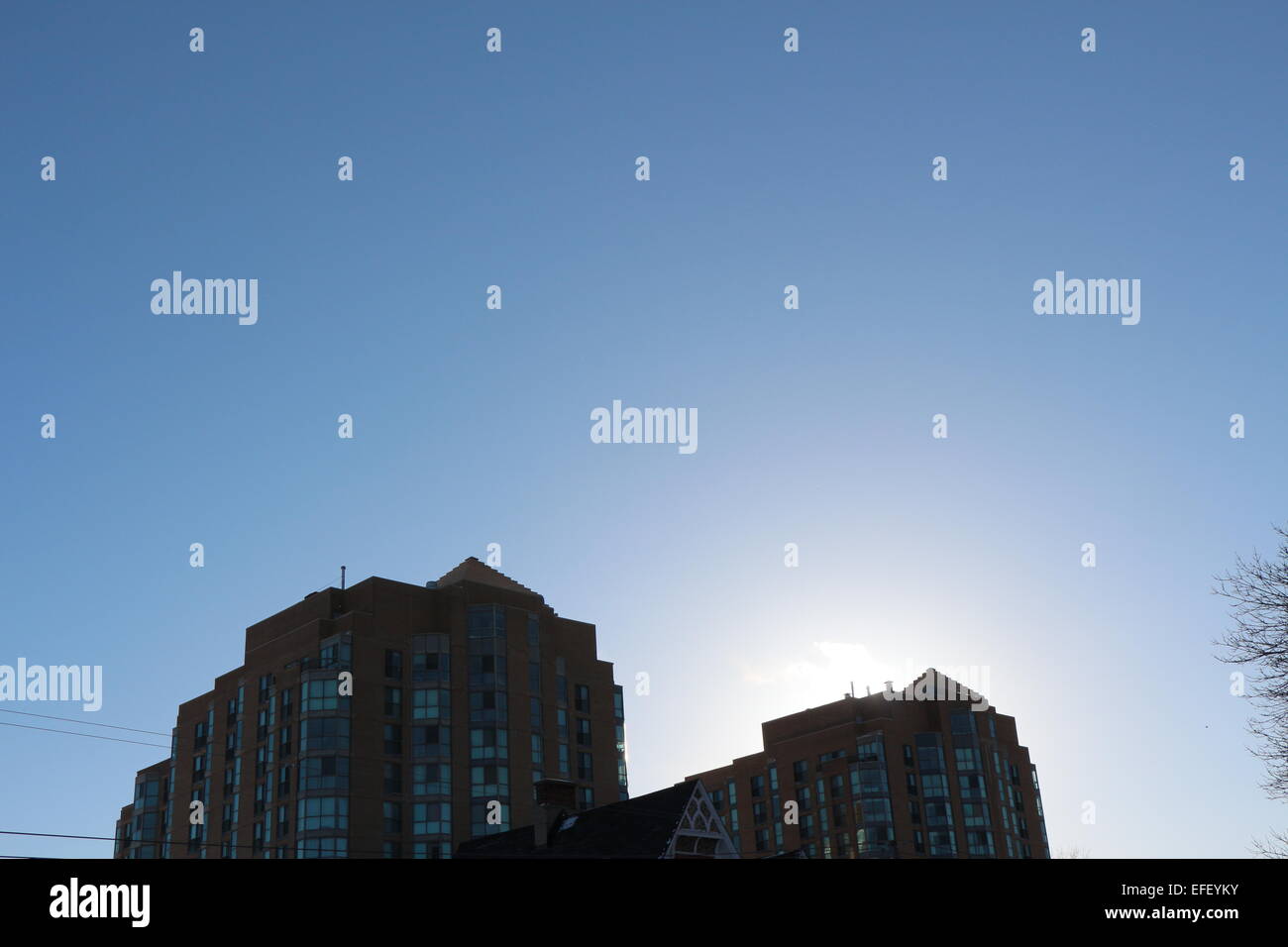 Un edificio de apartamentos y cielo azul, un día de invierno,sol hacia abajo Foto de stock