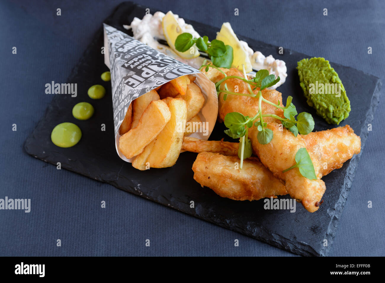 Fish and Chips, tempura rebozado, puré de guisantes, puré de guisantes, rodajas de limón y