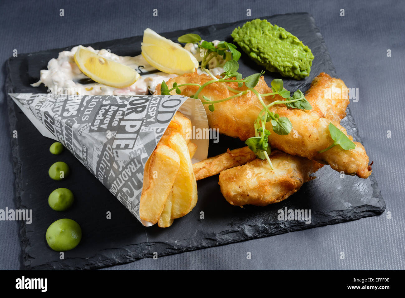 Fish and Chips, tempura rebozado, puré de guisantes, puré de guisantes, rodajas de limón y