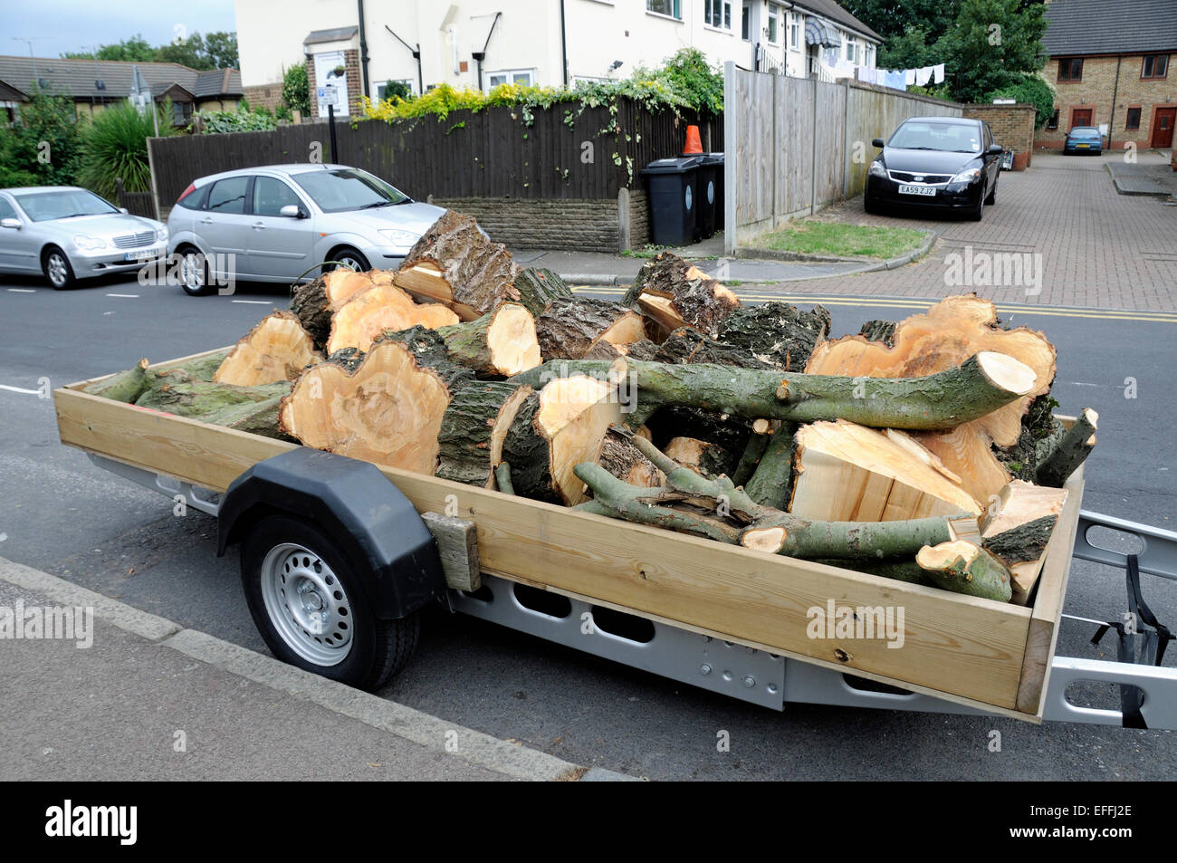 Troncos de madera en el remolque en vías urbanas, Walthamstow, Londres, Inglaterra Gran Bretaña UK Foto de stock