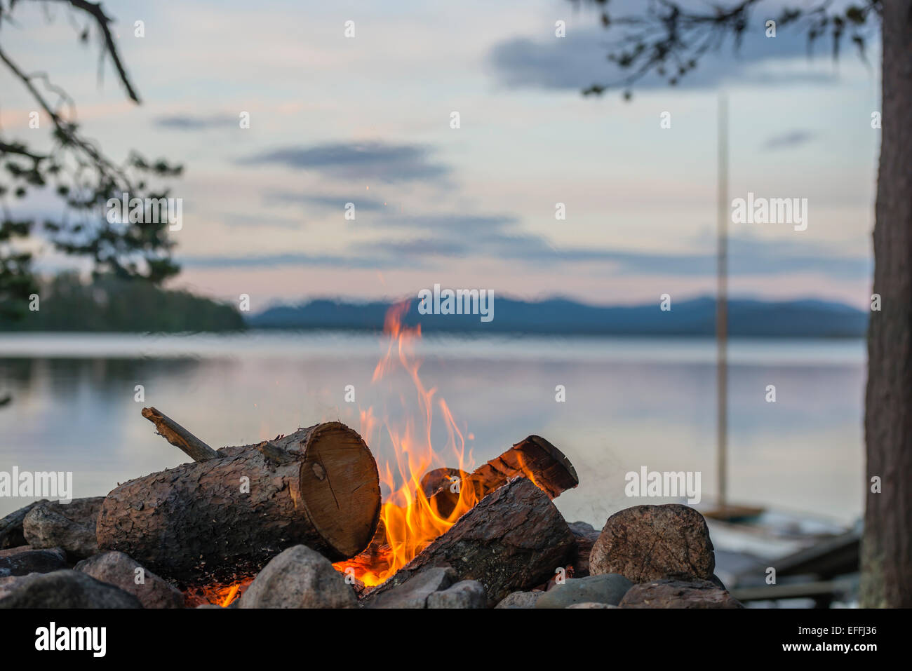 Suecia, Laponia, el condado de Norrbotten, Kvikkjokk, fogata en el lago Saggat Foto de stock