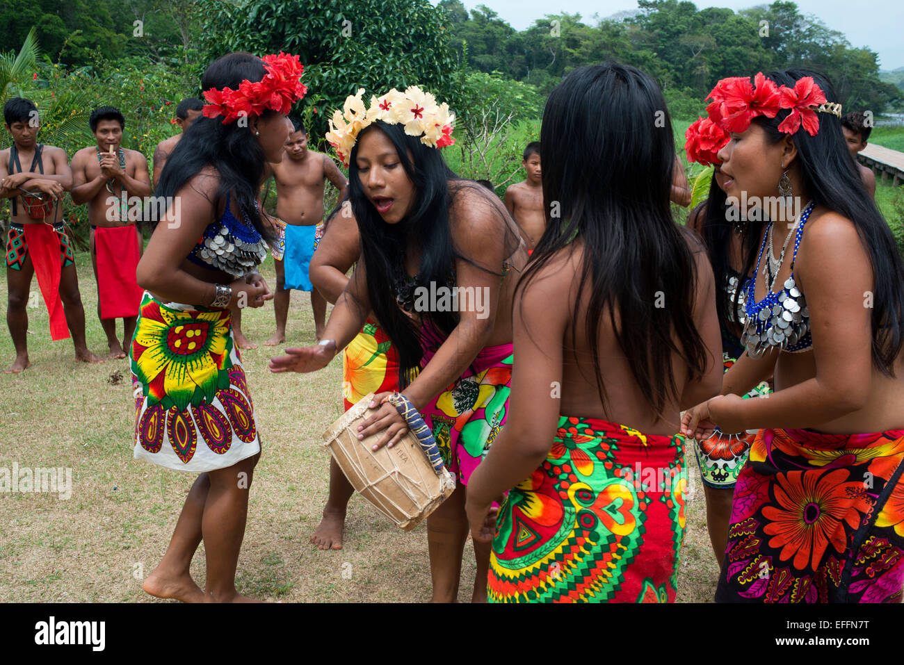 Música y baile en la aldea de la tribu indígena Embera, Embera Village