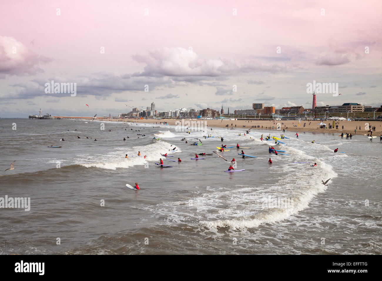 Los Países Bajos, La Haya, Scheveningen, playa y surf en la luz de la tarde Fotografía de stock