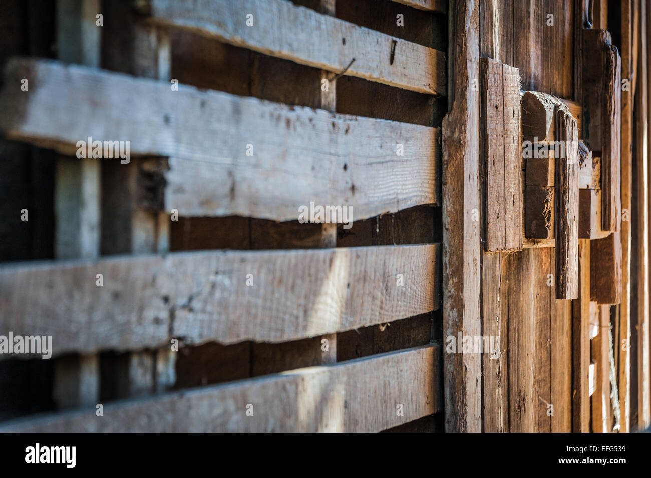 Abra la puerta del granero en la granja Hudson-Nash en Lilburn, Georgia. (EE.UU.). Foto de stock