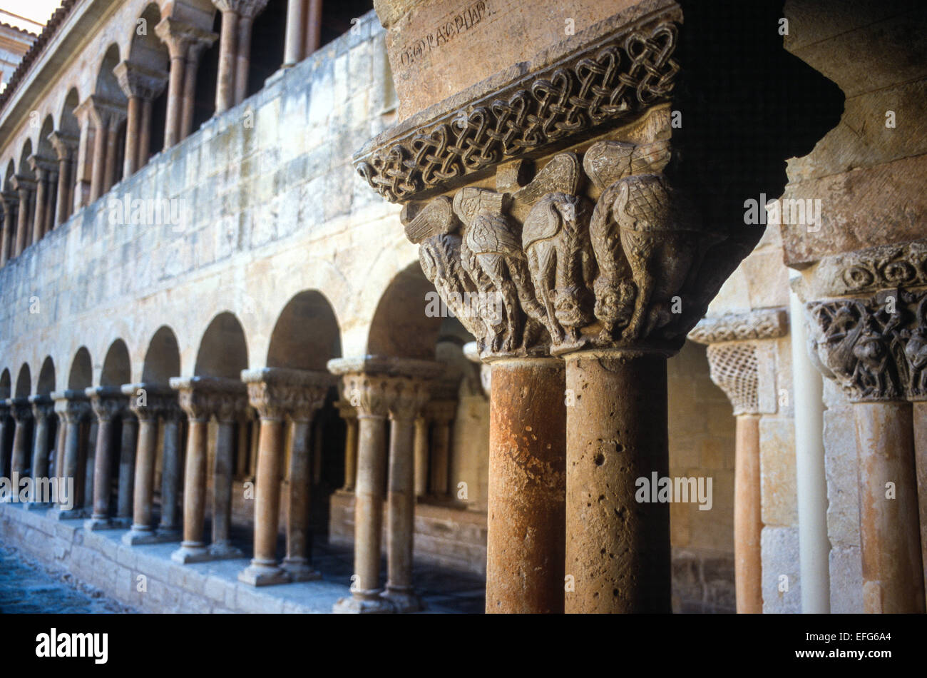 Capiteles románicos en el Claustro de Santo Domingo de Silos monasterio benedictino (11-12º siglos). La provincia de Burgos Foto de stock