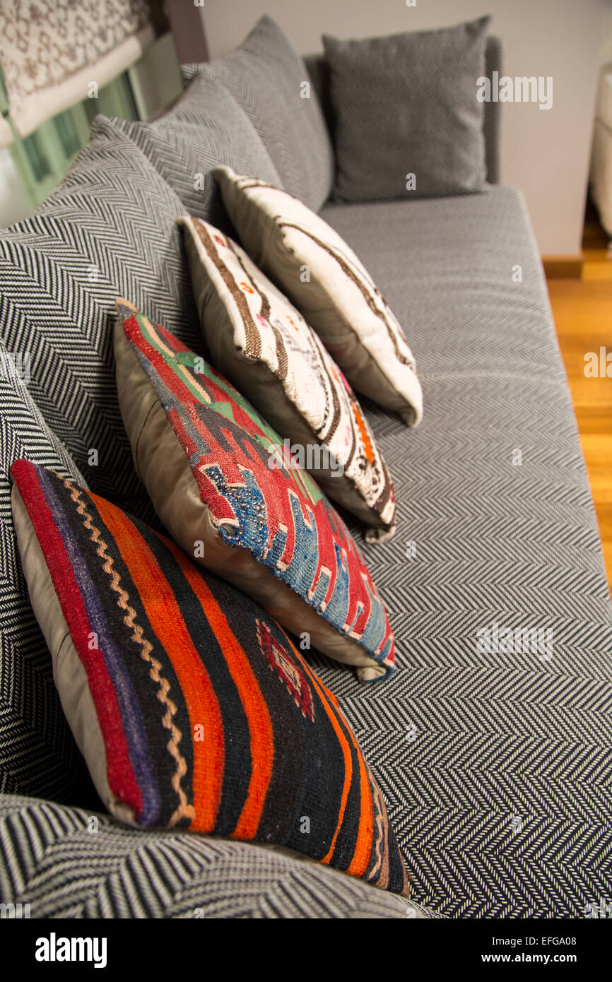 Espina de Pez sofá artesanal tradicional turca con coloridas telas naturales almohadas Foto de stock