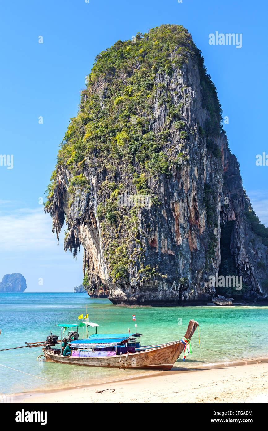 En botes de madera tropical playa Railay en Tailandia. Foto de stock