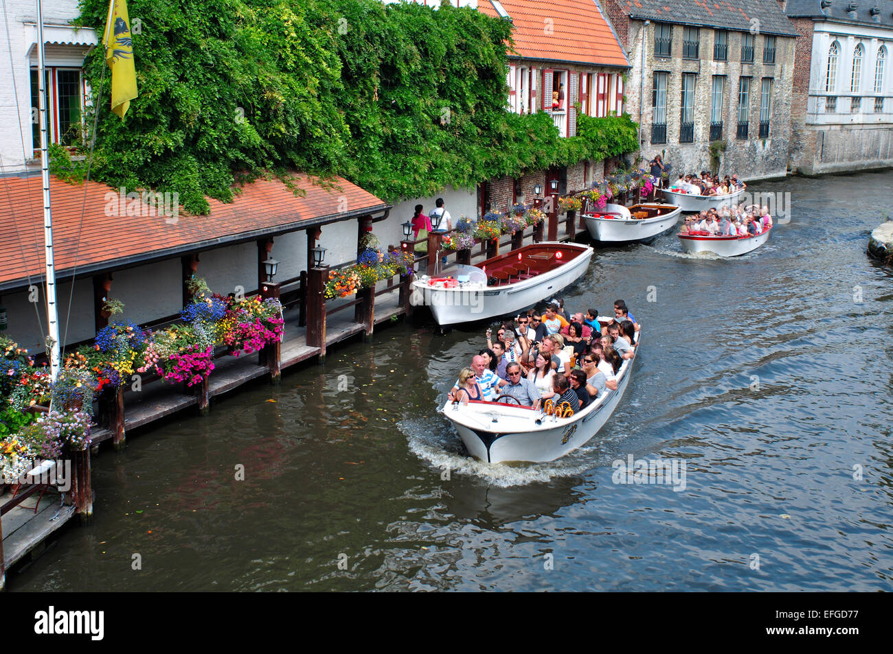 Bélgica, brujas, Flandes, Canal, turistas en barco Foto de stock