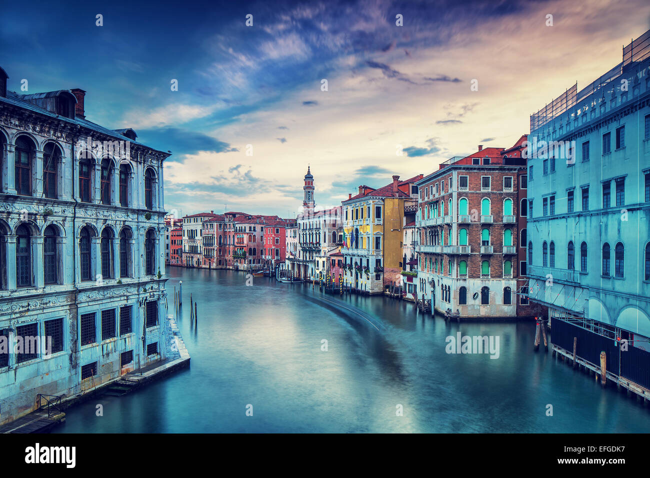 Hermosa ciudad de Venecia en días nublados, maravilloso canal de agua entre magníficos edificios medievales coloridos Foto de stock