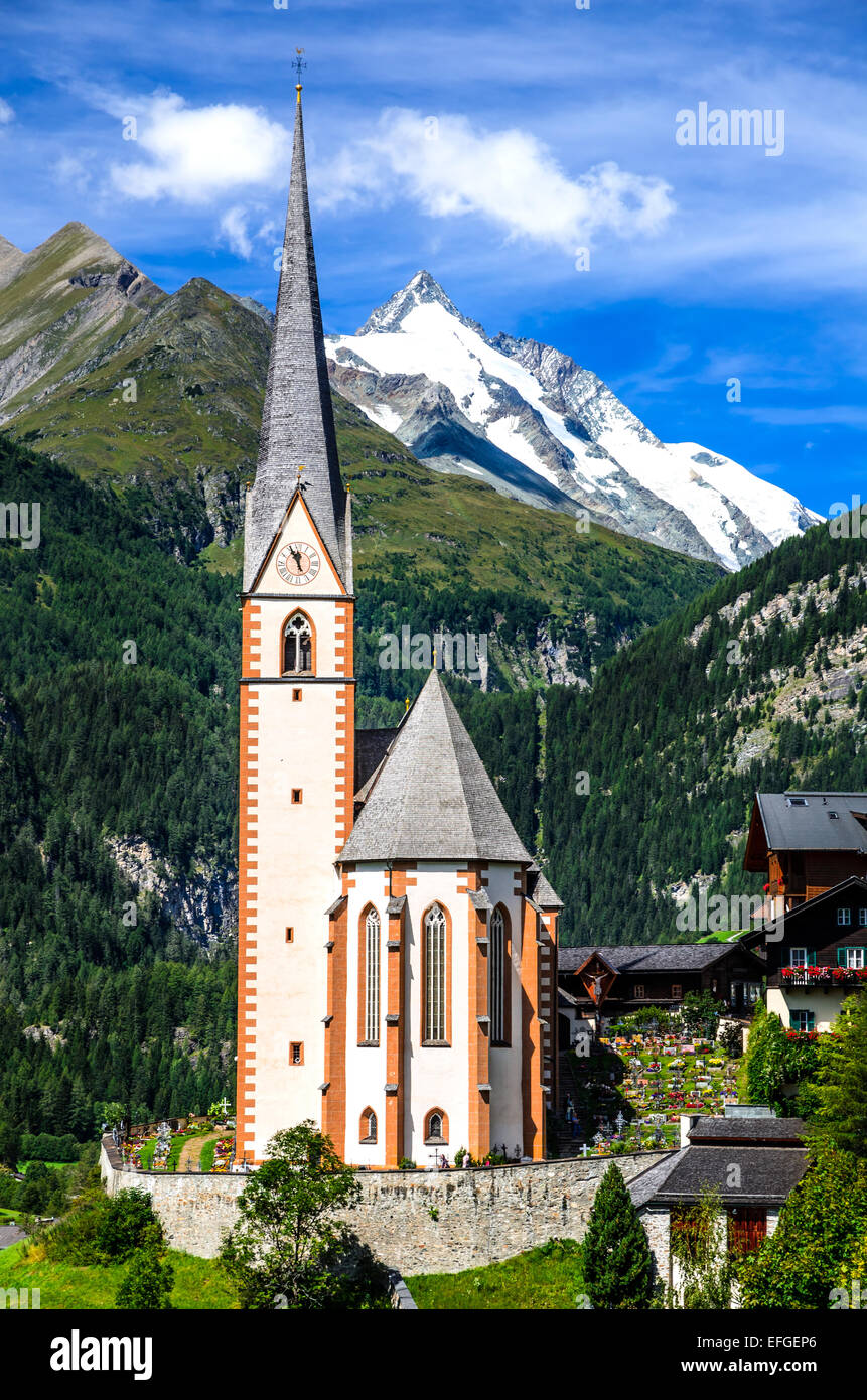 Paisaje rural de Heiligenblut, Tirol septentrional, la montaña más alta de Austria en el fondo, el Grossglockner (3797 m de altitud). Foto de stock