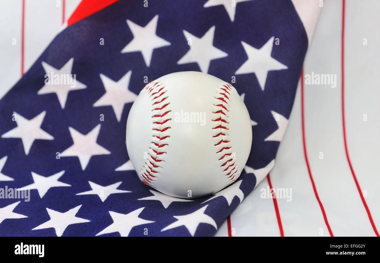 Pelota de béisbol en un fondo de la bandera americana. Foto de stock