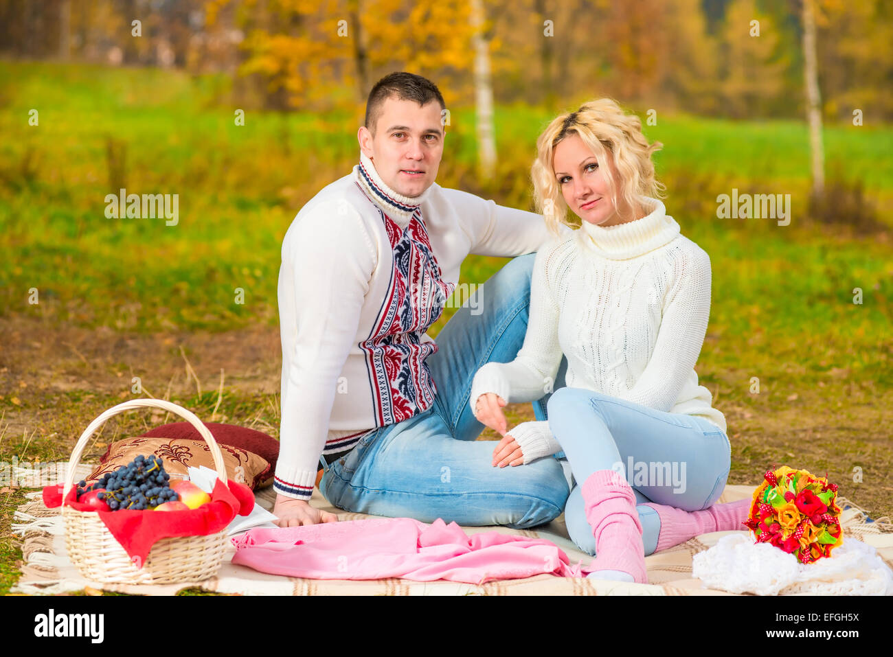Personas que aman pasar tiempo en un picnic en el parque Foto de stock