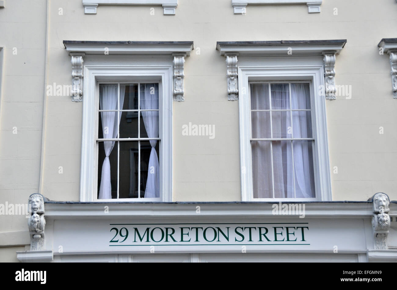29 Moreton calle signo sobre una fachada de edificio georgiano, Pimlico, Londres, Reino Unido. Foto de stock