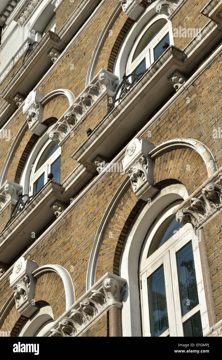 Fachada de ladrillo de época ornamentadas, Londres, Reino Unido. Foto de stock