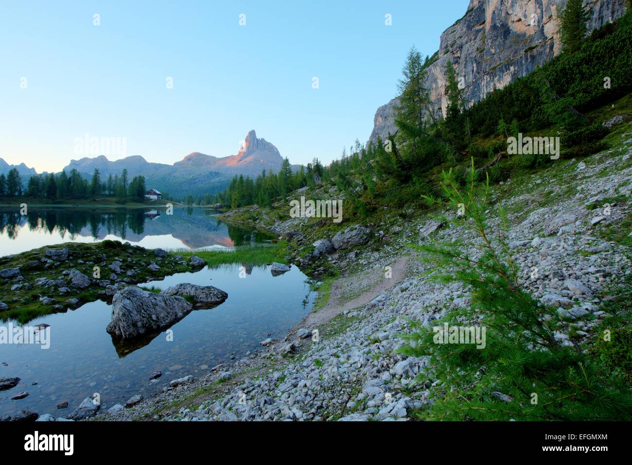 Hermoso lago de montaña en los Dolomitas Foto de stock