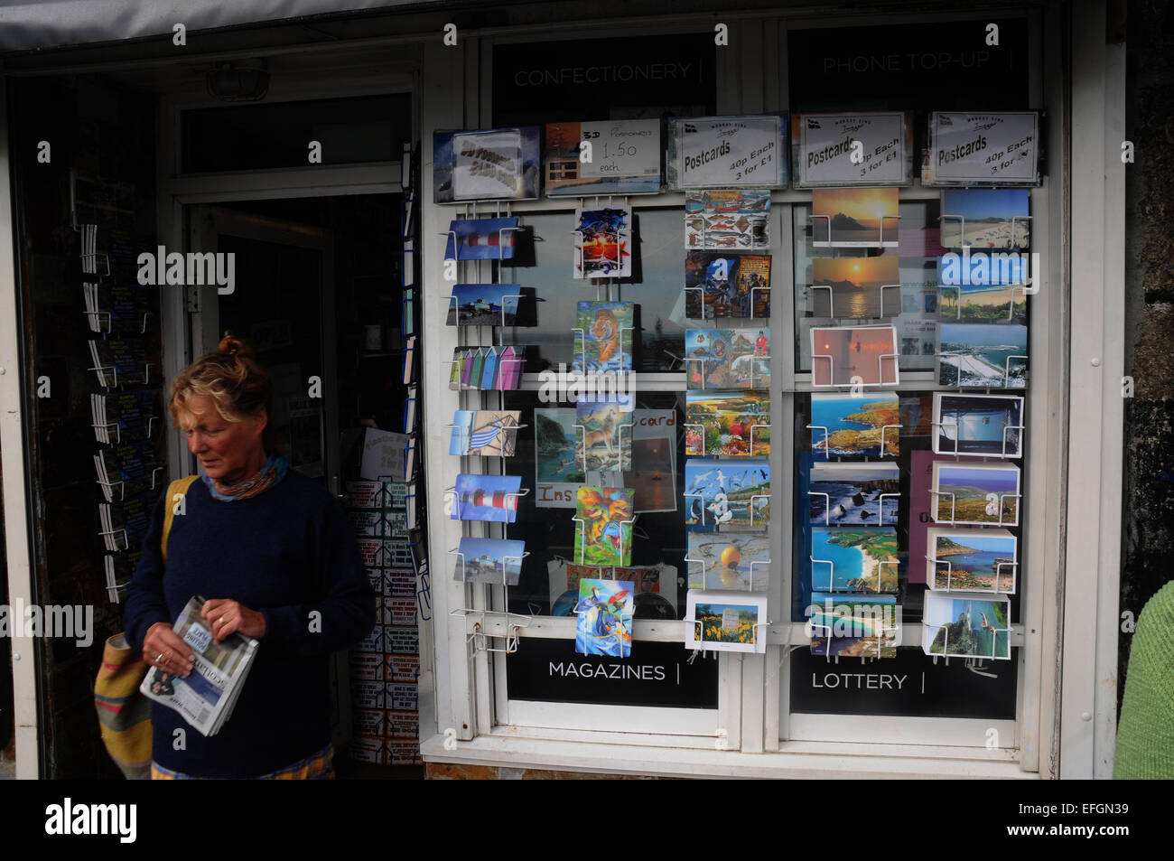 Tarjetas postales en venta en North St. Ives, Cornwall Foto de stock
