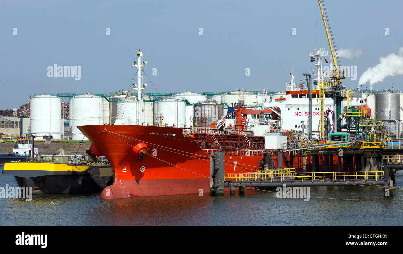 Petrolero en el puerto de Rotterdam Foto de stock