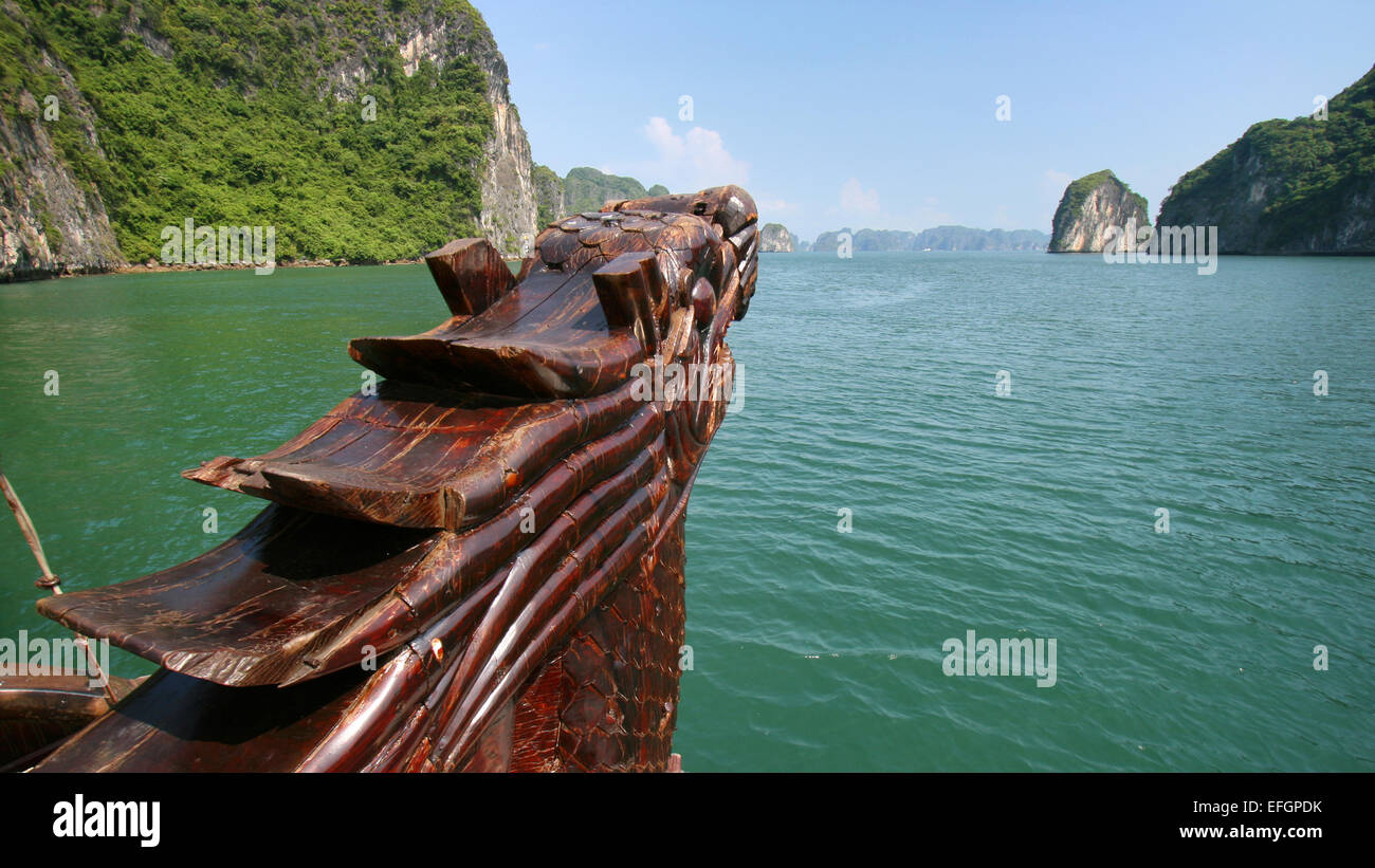 Parte delantera de un barco de junco vietnamita navegando por la bahía de Halong, Vietnam Foto de stock