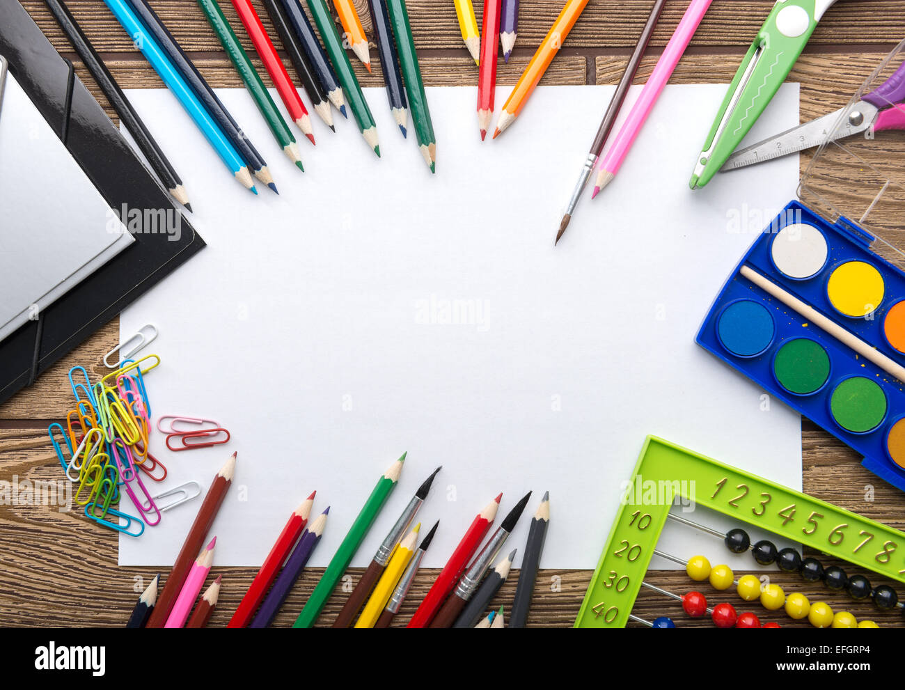Papelería escolar bastidor sobre fondo de madera: papel, lápiz, pincel,  tijeras, carpetas, Abacus Fotografía de stock - Alamy