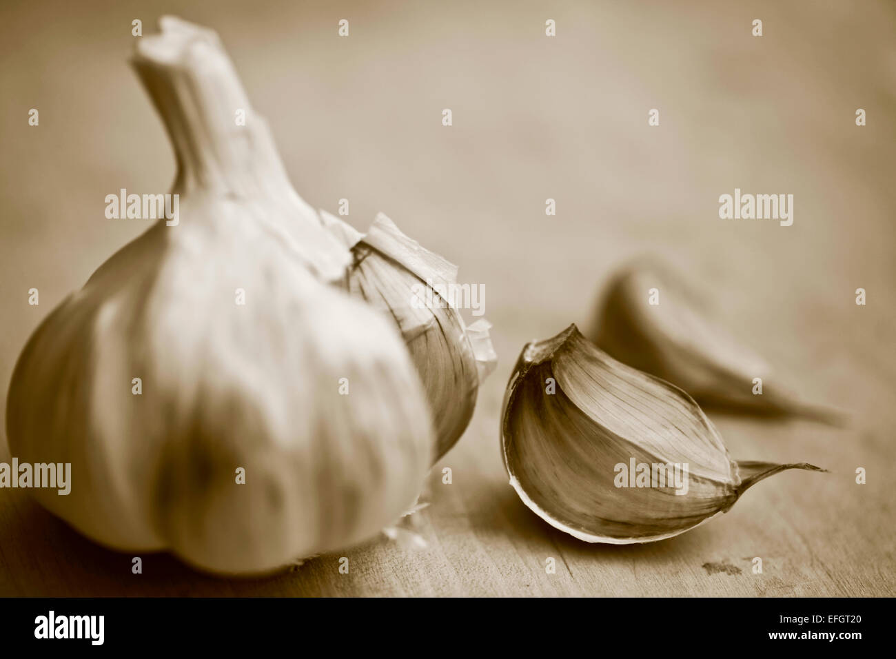 Cerca del Bulbo de ajo y clavo Foto de stock