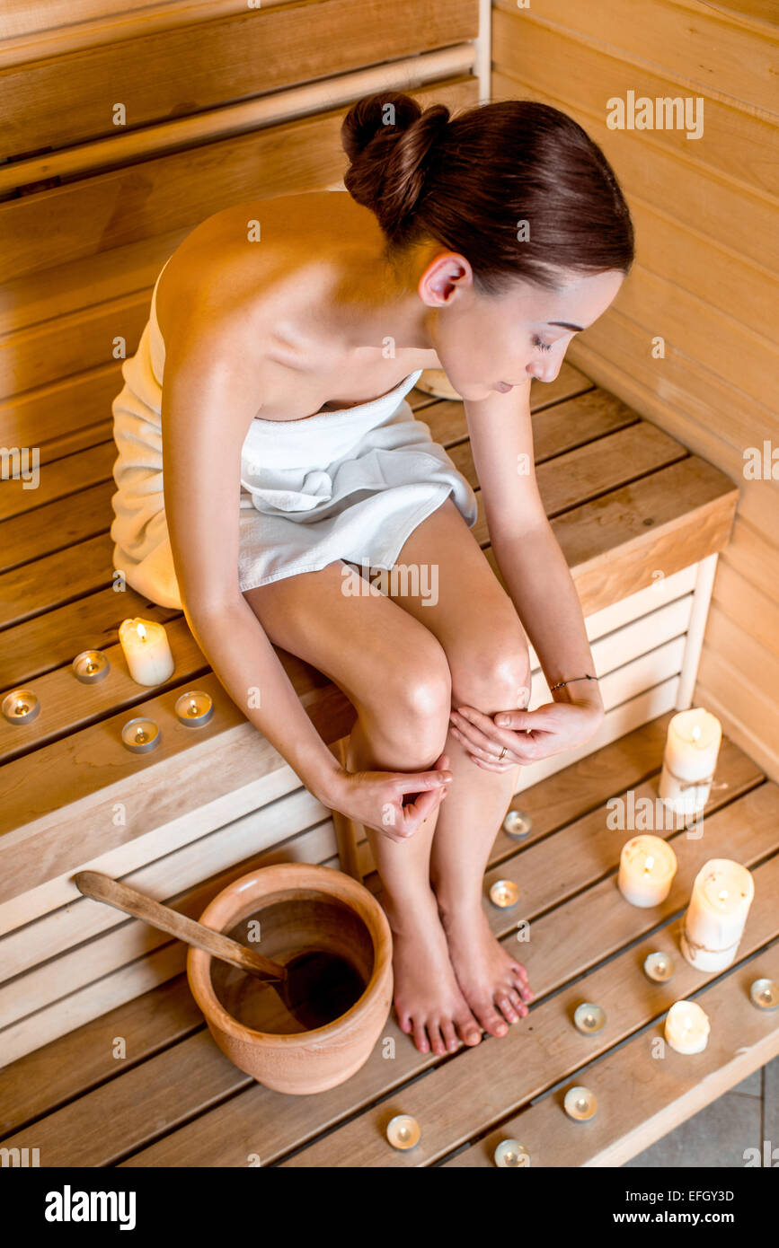 Mujer en sauna Foto de stock