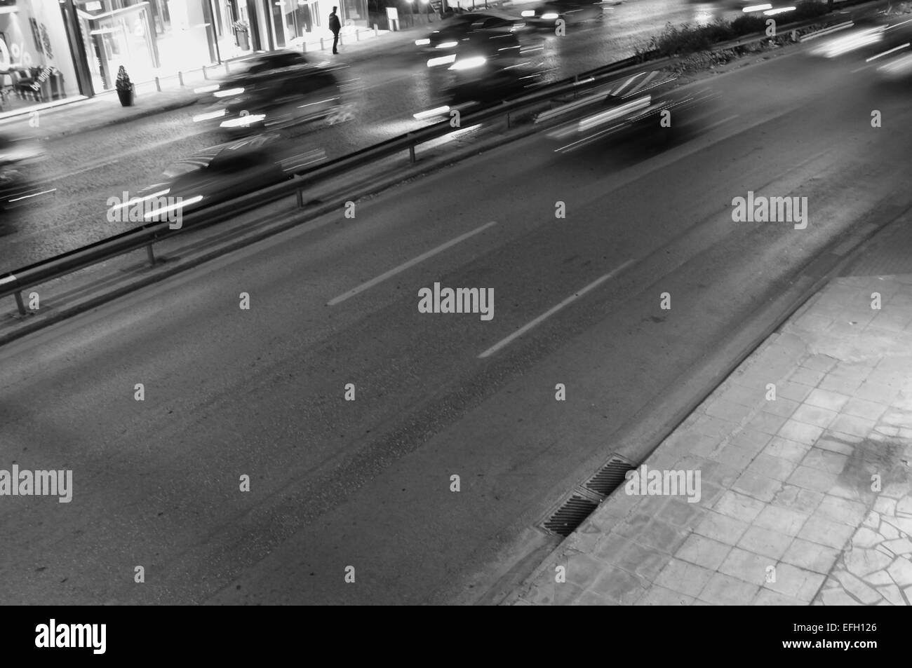 Acelerar los coches en la autopista Ciudad de noche. Blanco y negro, el desenfoque de movimiento. Foto de stock