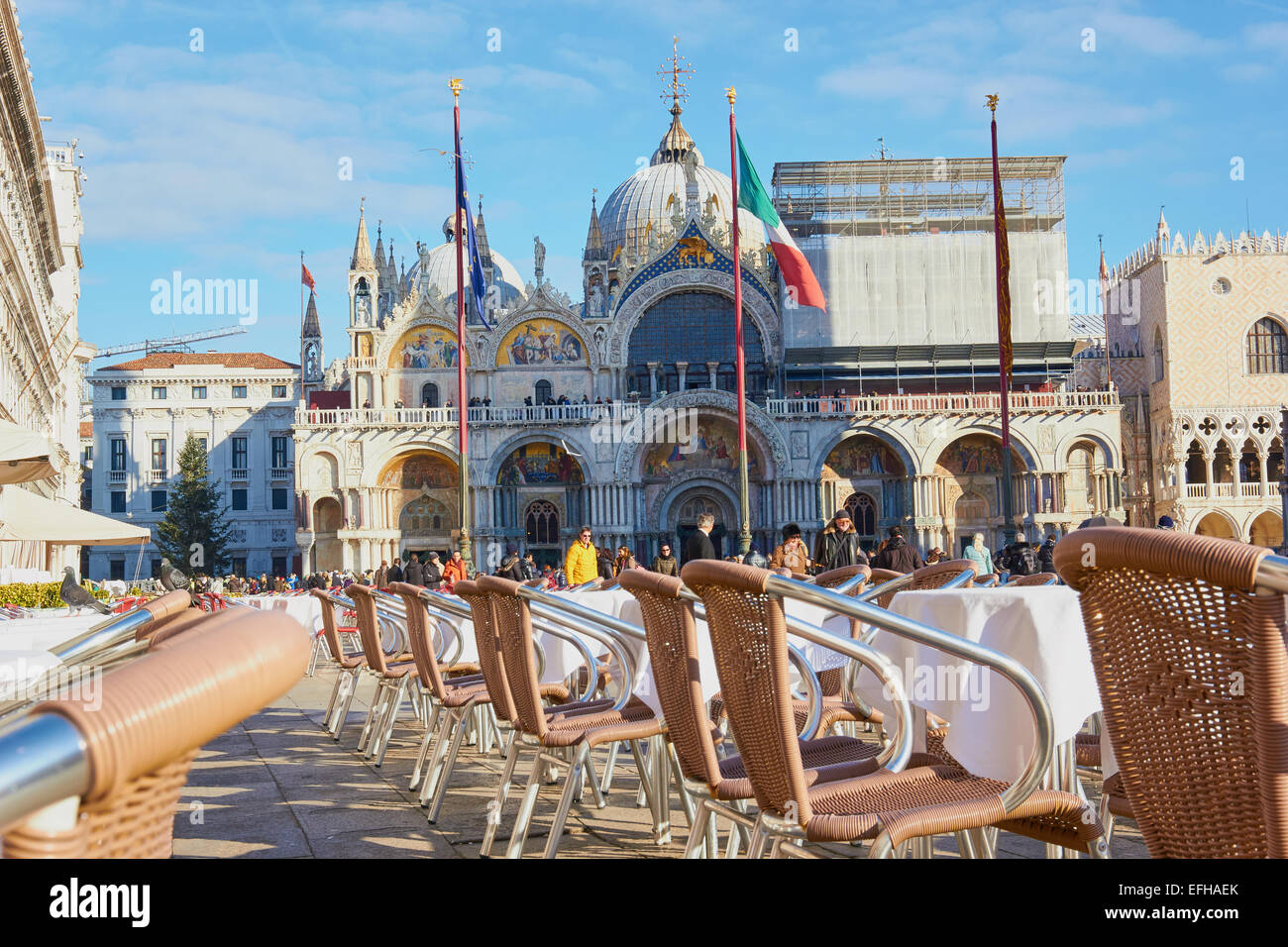 Mesas al aire libre a los turistas y a la Basílica de San Marcos la plaza de San Marcos Venecia Veneto Italia Europa Foto de stock