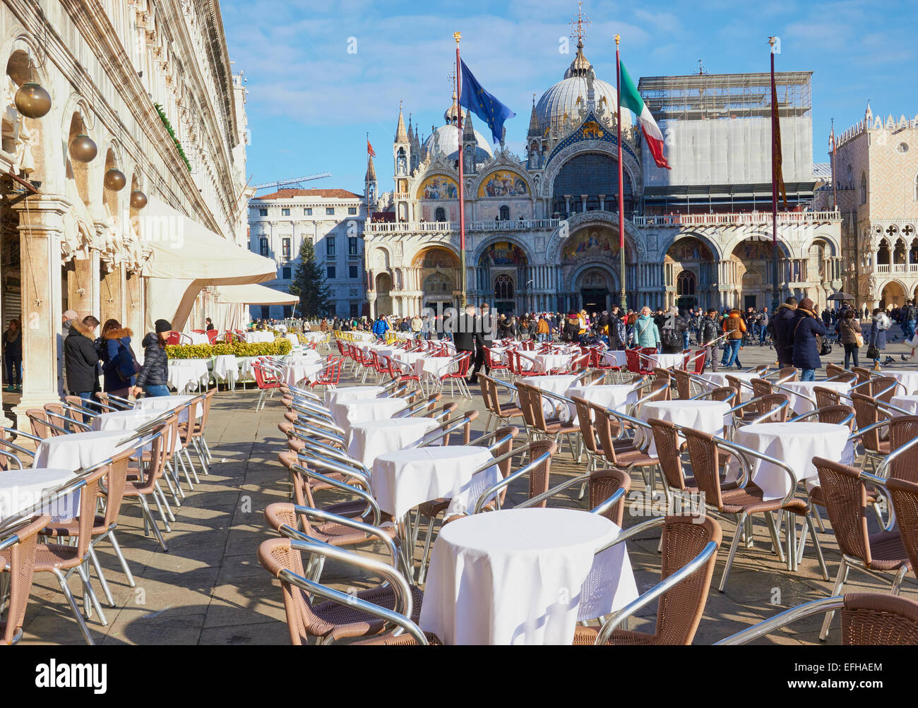 Mesas al aire libre a los turistas y a la Basílica de San Marcos la plaza de San Marcos Venecia Veneto Italia Europa Foto de stock