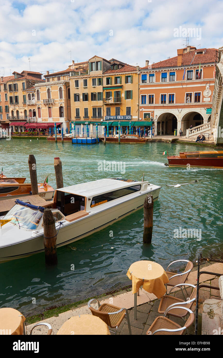 Los taxis acuáticos y mesas al aire libre por el Puente Rialto Venecia Veneto Italia Europa Foto de stock