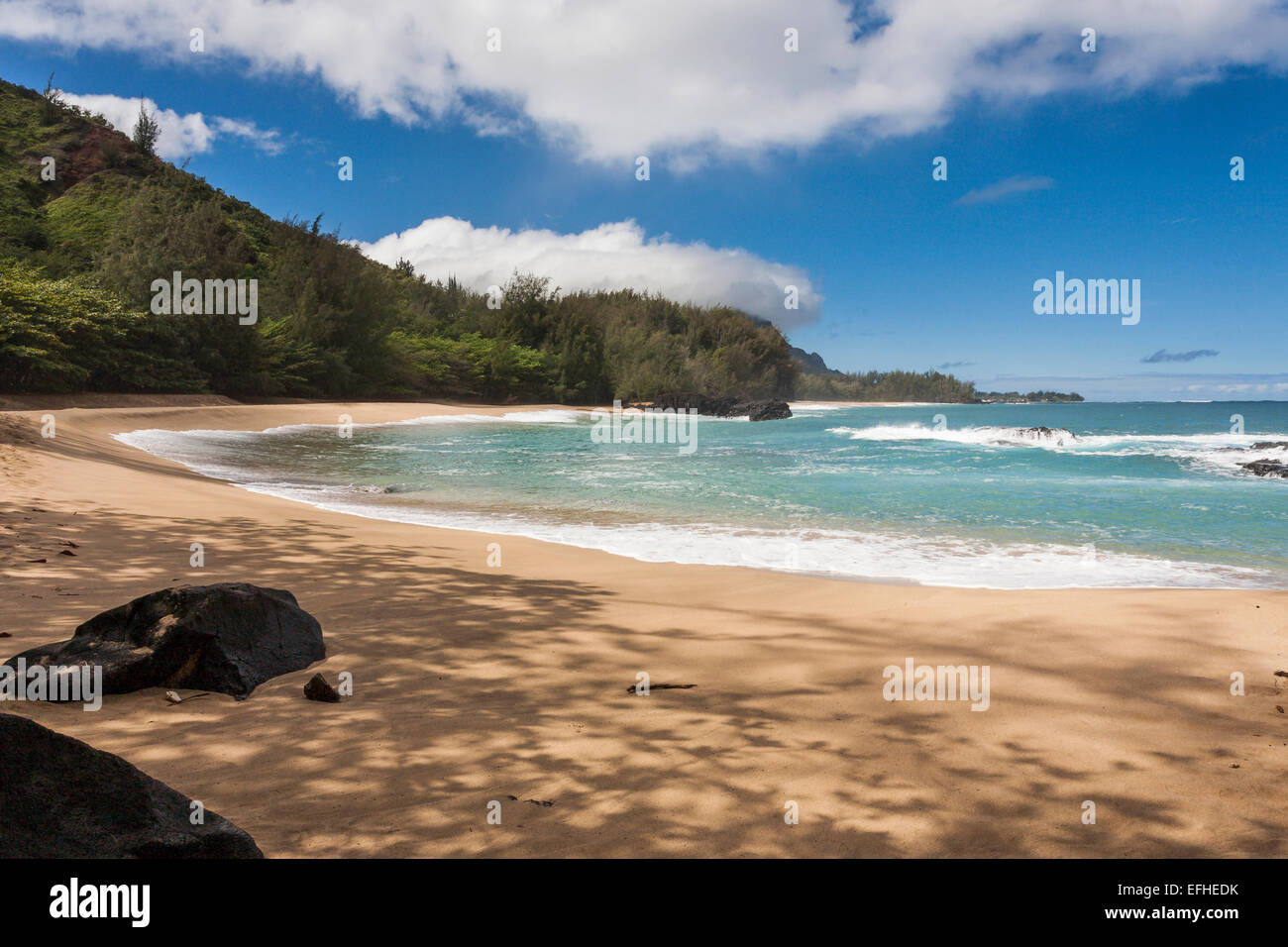 Playa aislada barrió profundamente por las olas. Una ronda y protegida bahía al final de Lumaha'i Beach, en la costa norte. Foto de stock