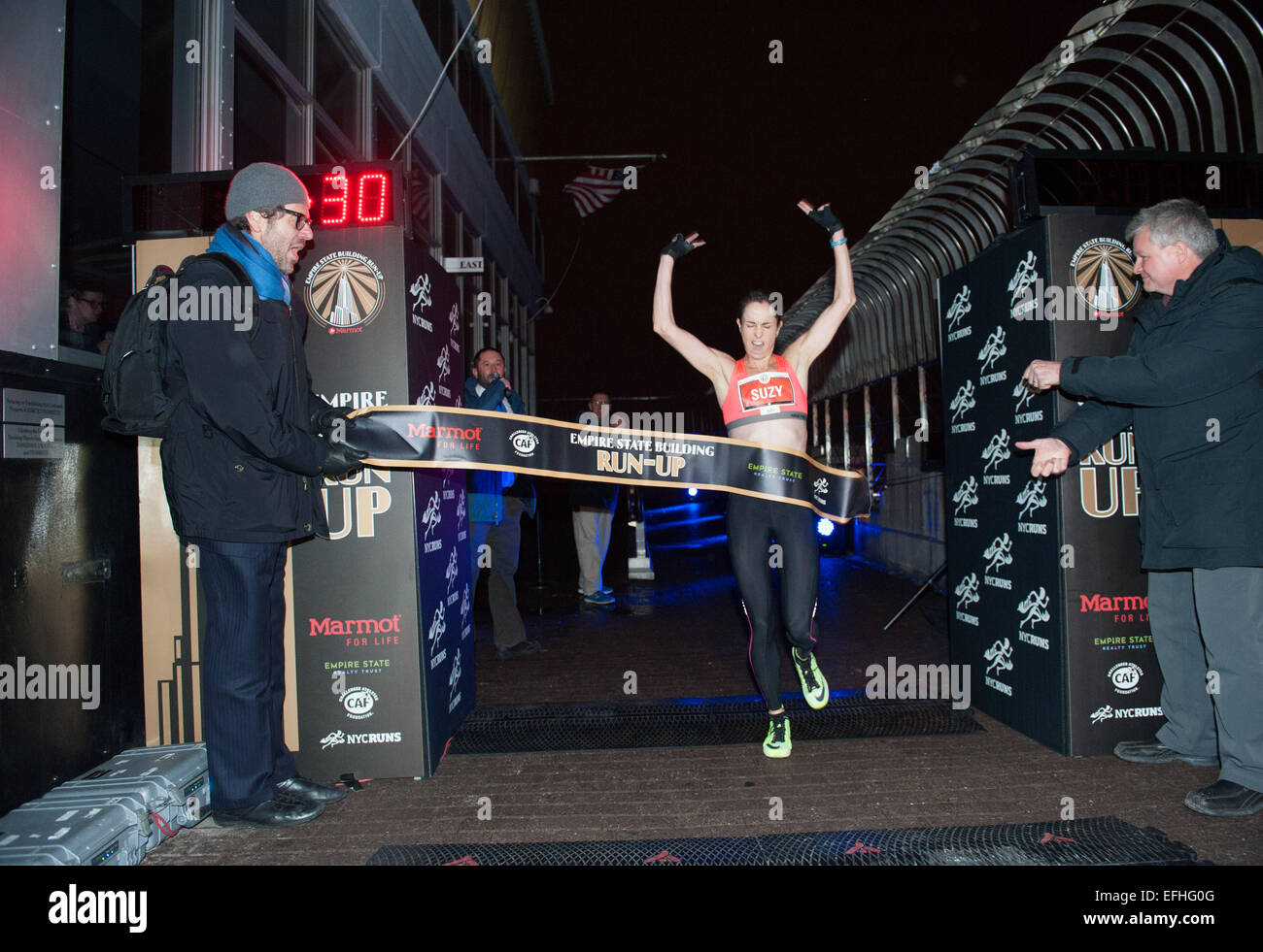 Manhattan, Nueva York, Estados Unidos. 4 Feb, 2015. Mujeres de Élite, el ganador Suzy Walsham cruza la línea de meta en la 38ª Anual de Empire State Run-Up cubriendo una distancia de 1,576 pasos equivalentes a alrededor de un quinto de una milla verticalmente, Miércoles, 4 de febrero de 2015. Crédito: Bryan Smith/Zuma alambre/Alamy Live News Foto de stock