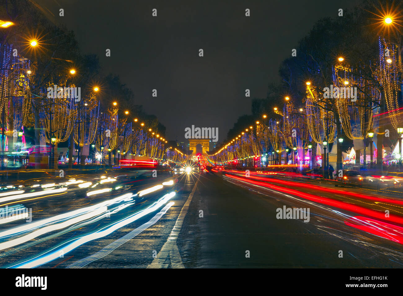 Navidad Campos Elíseos y Arco del Triunfo en París por la noche Foto de stock