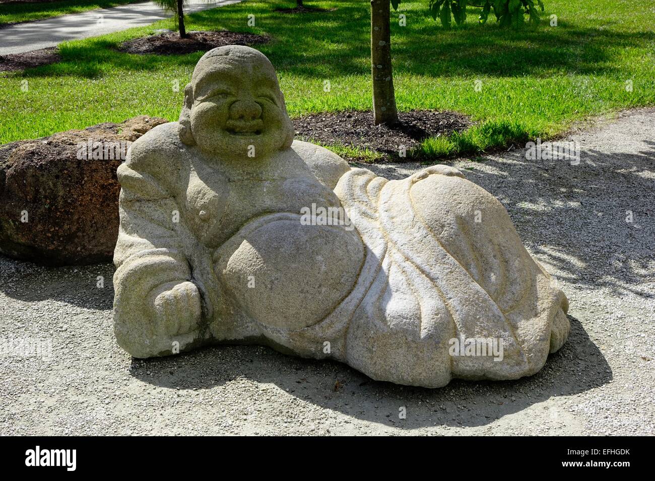 Hotei, dios de la felicidad, en Morikami Jardines Japoneses, Delray Beach, en el condado de Palm Beach, Florida Foto de stock