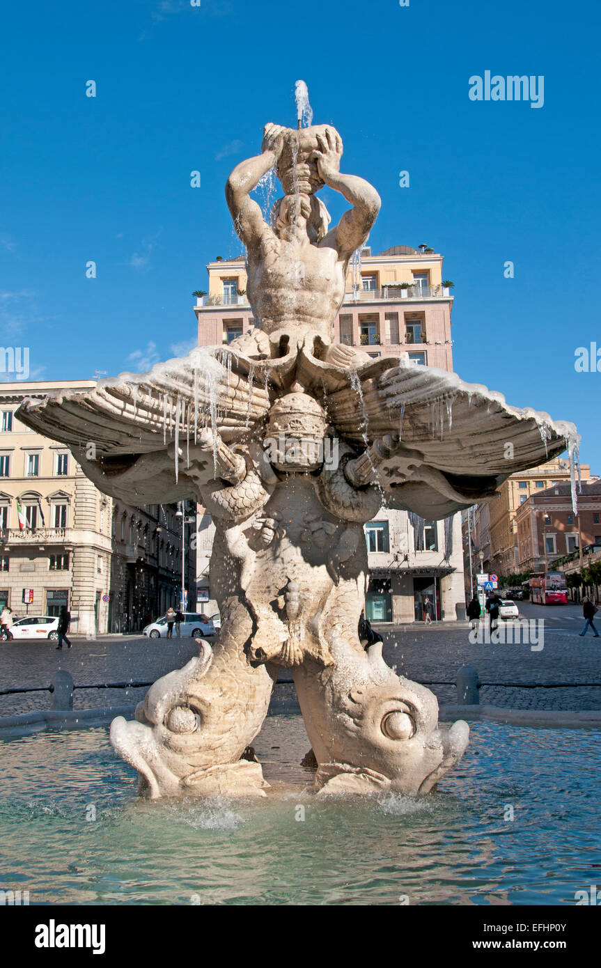 La Fontana del Tritone 1642-43 (fuente Triton) es una fuente del siglo XVII en Roma por el escultor barroco Gian Lorenzo Bernini (Piazza Barberini ) Roma Italia italiano Foto de stock