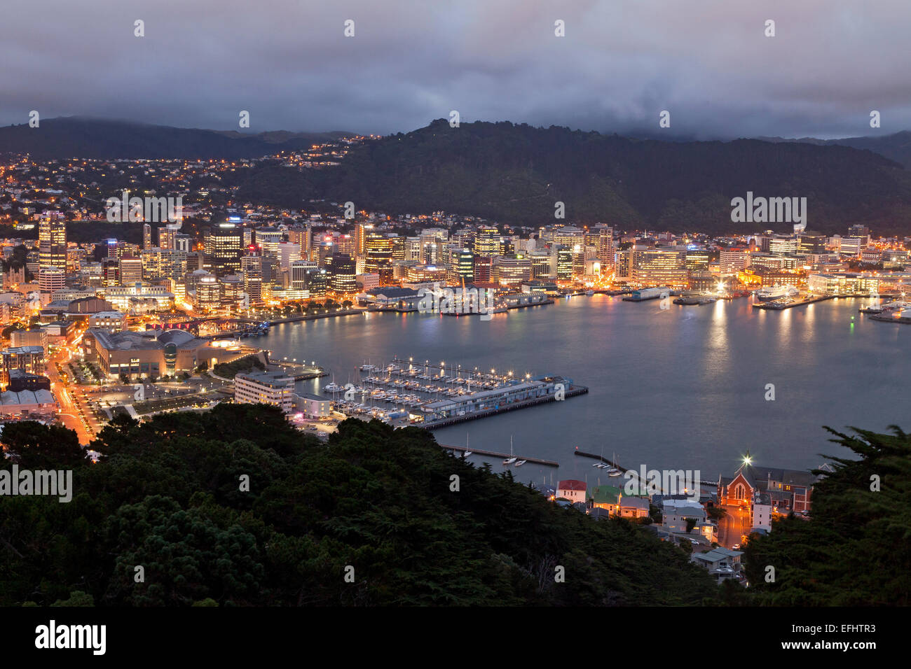 Vista nocturna de la capital, Wellington desde Victoria Peak, Puerto, Wellywood, Wellington, Nueva Zelandia, Insland Norte Foto de stock
