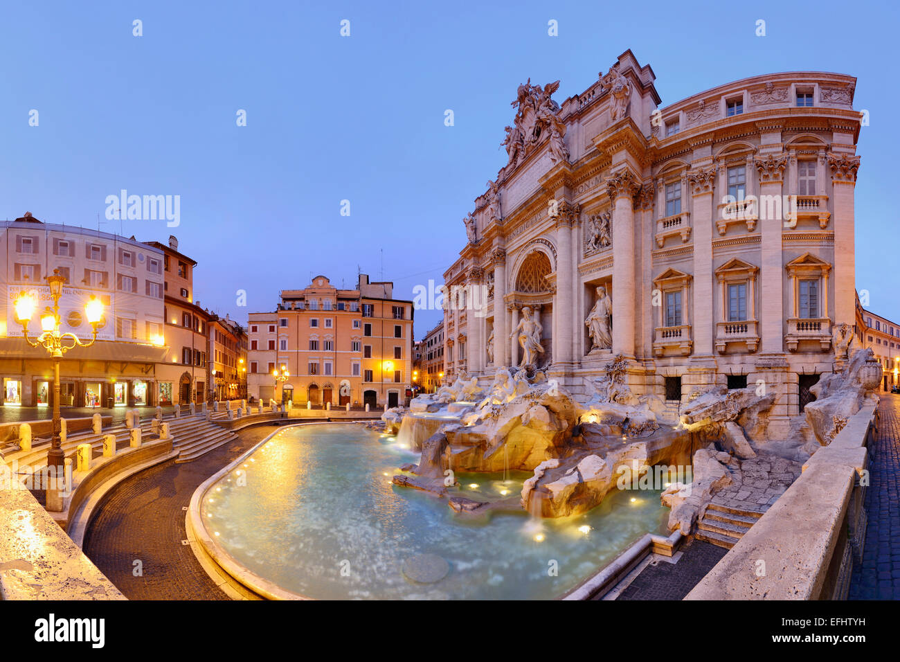 Panorama de la Fontana di Trevi, la Fontana di Trevi, iluminados, Roma, Sitio del Patrimonio Mundial de la UNESCO Roma, Lacio, Lacio, Italia Foto de stock