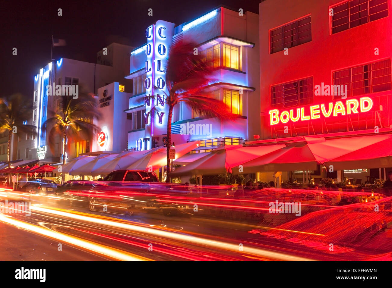Ocean Drive por la noche con design hotel Colony, el Distrito Art Deco de South Beach, Miami, Florida, EE.UU. Foto de stock