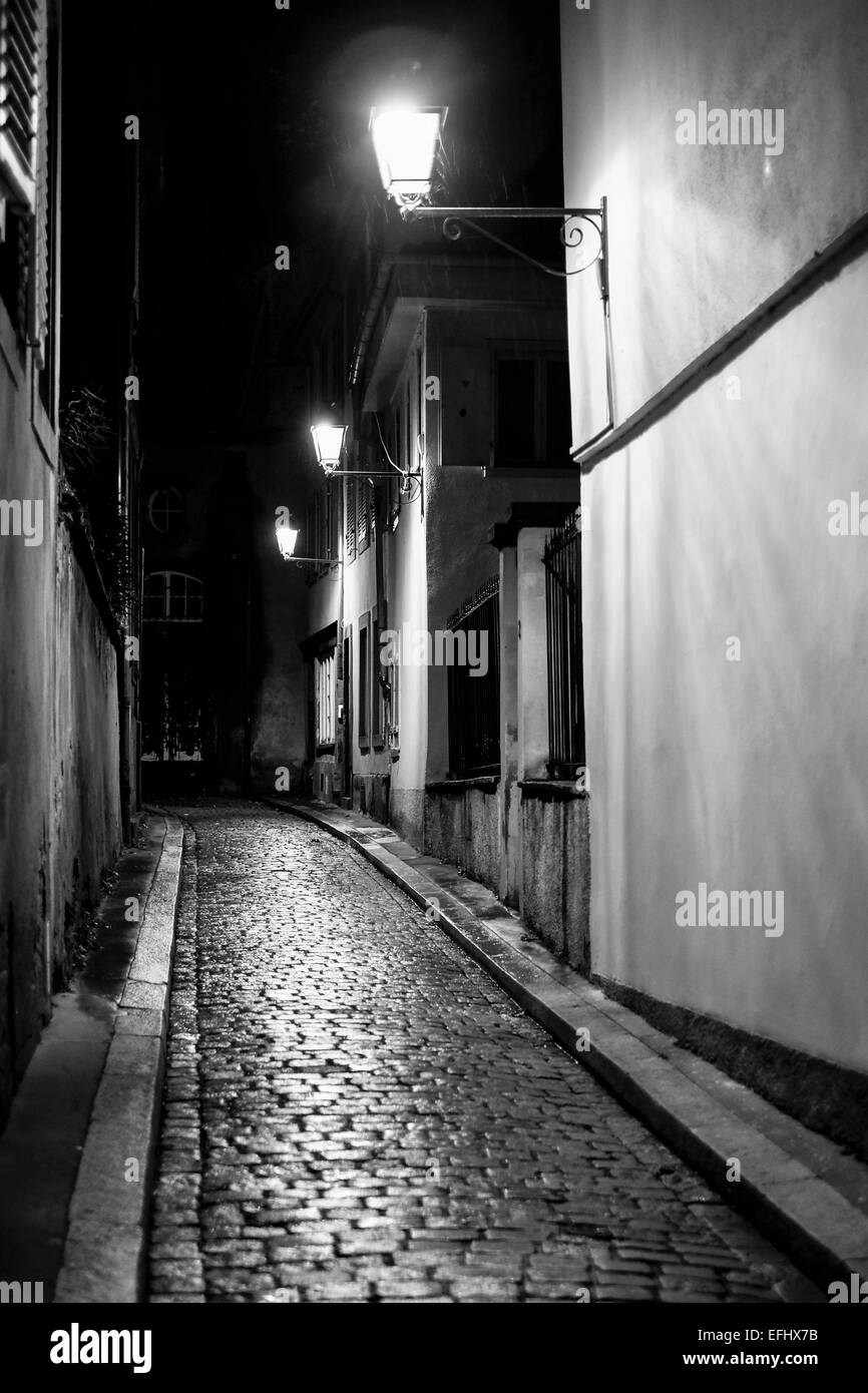 Callejuela empedrada de noche Strasbourg Alsace Francia Europa Foto de stock