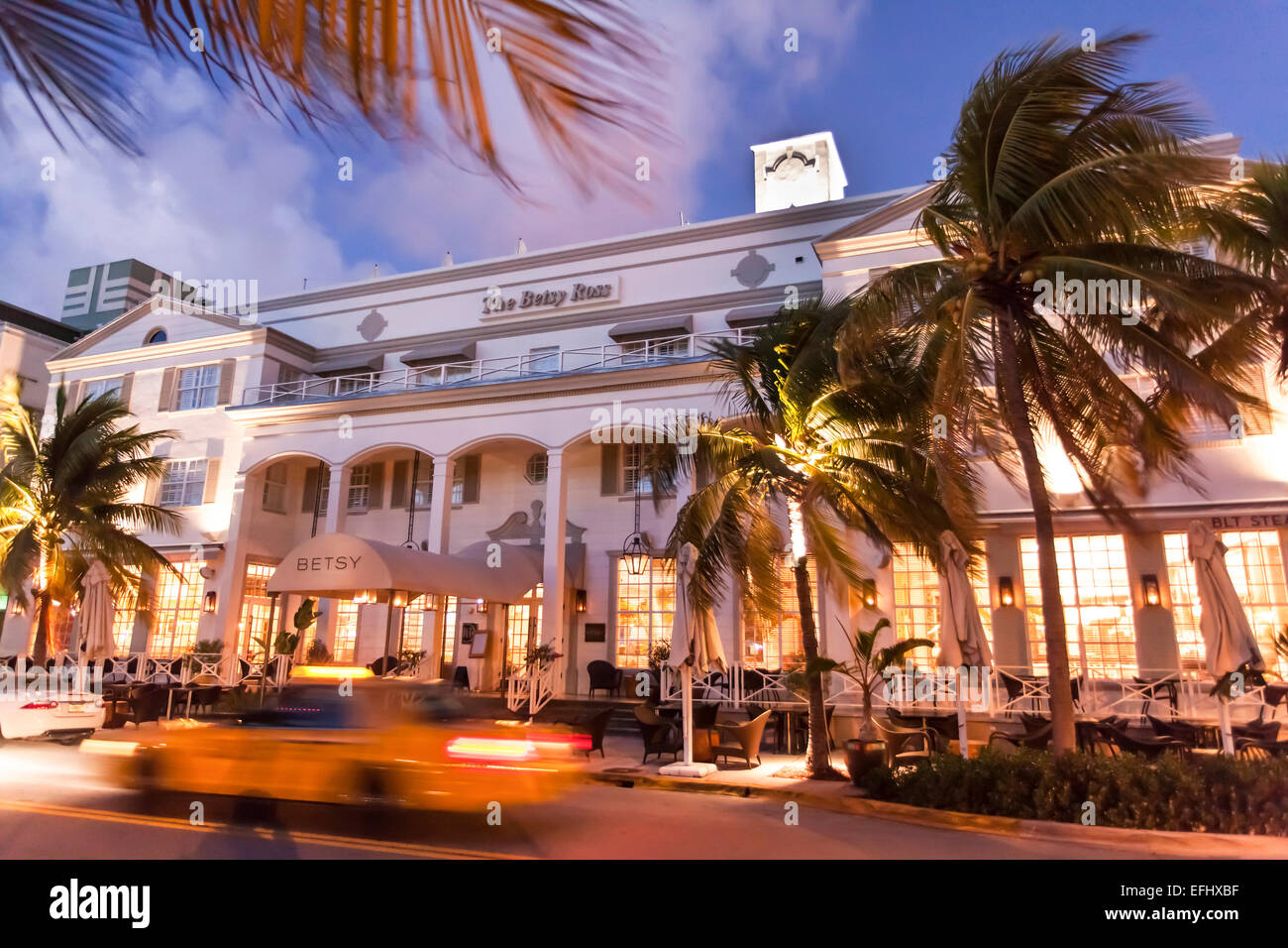 El hotel Betsy en la luz del atardecer, Ocean Drive, South Beach, Miami, Florida, USA. Foto de stock